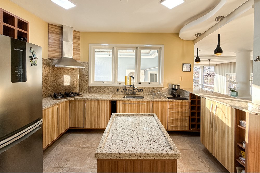 Casa 5 dormitórios no bairro Dihel