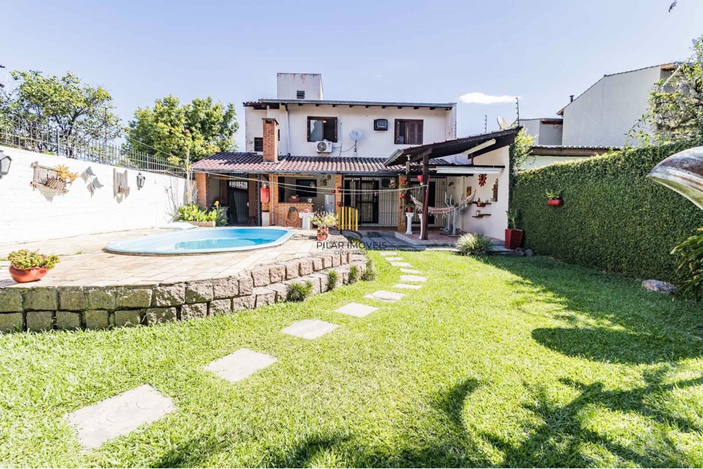 Casa 3 dormitórios no bairro Guarujá