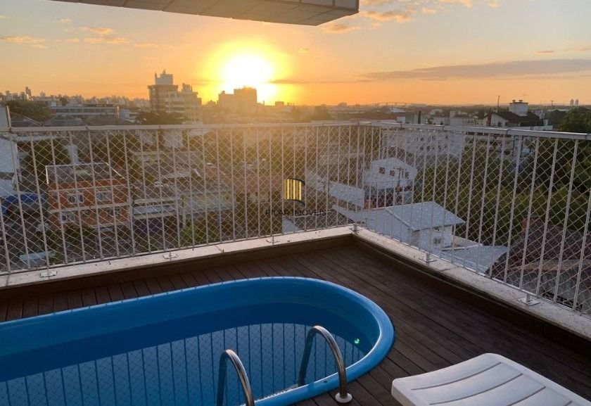 Excelente cobertura, 03 dorm com suite, churrasqueira, piscina e vista.