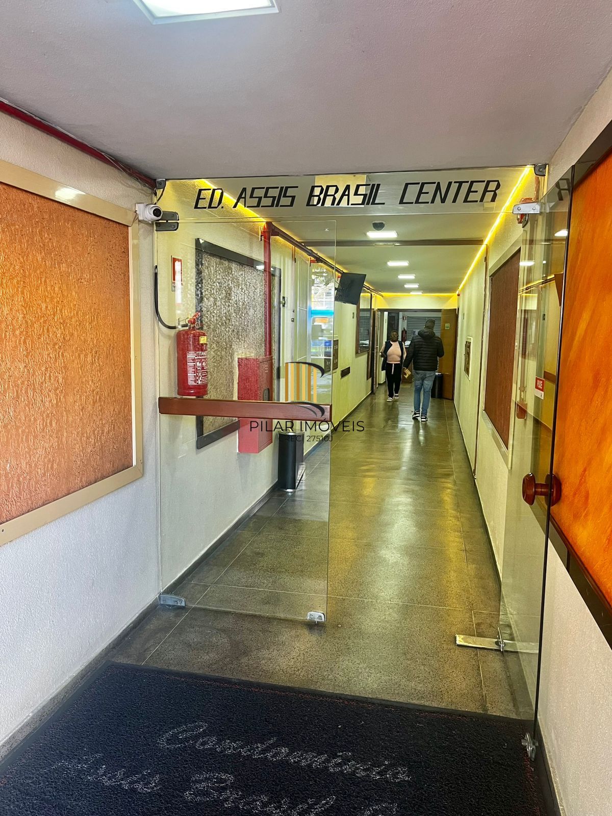 Sala comercial, Av Assis Brasil, 34 m², prédio com elevador, sala com banheiro