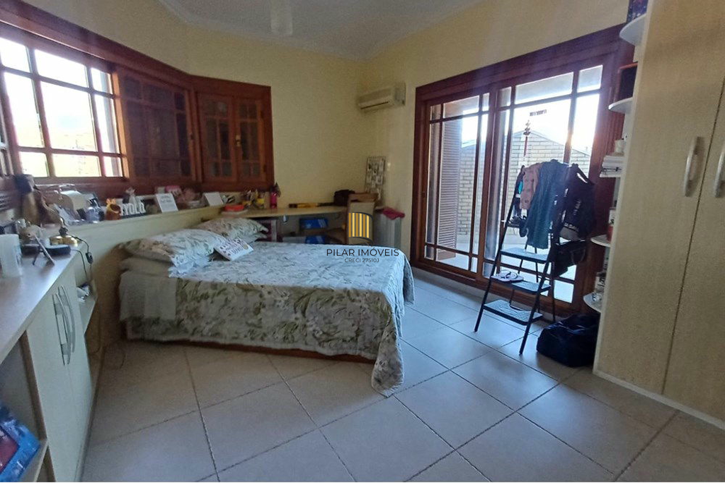 Casa 4 dormitórios no bairro Partenon