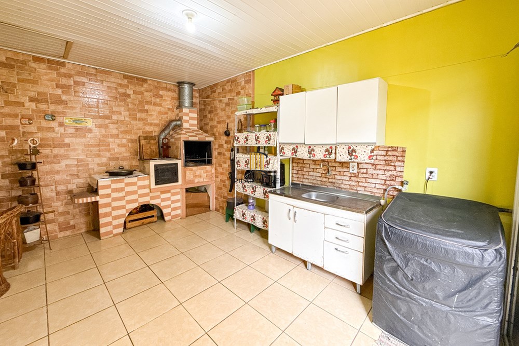 Casa 3 dormitórios no bairro Igara