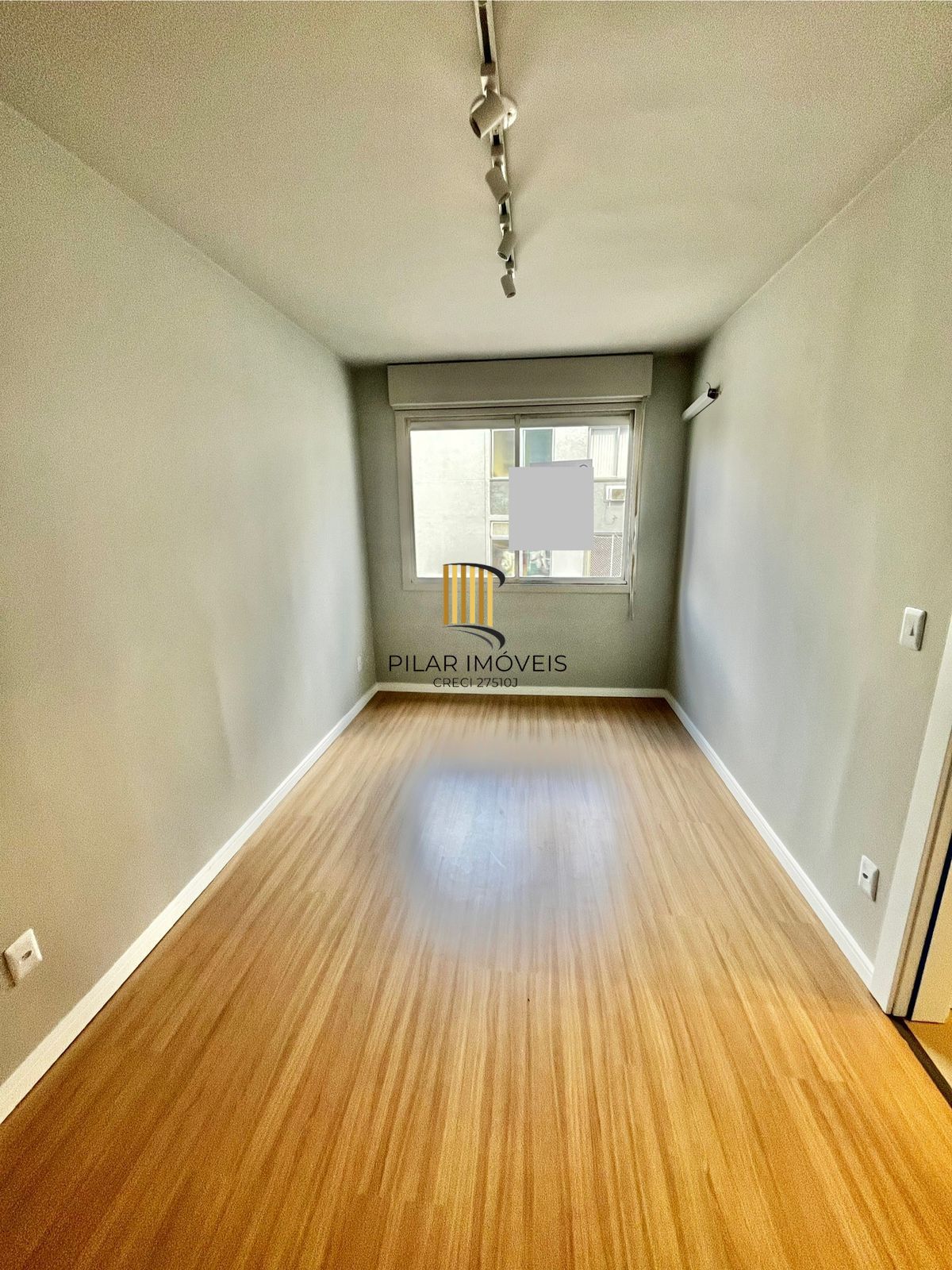 Apto 02 dorm reformado e vaga de garagem escriturada
