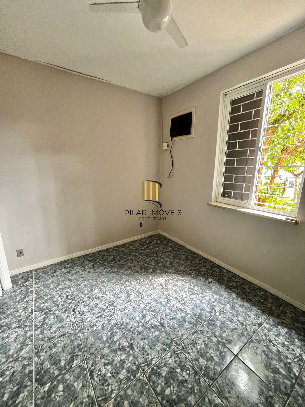 Apto térreo de 02 dorm, sala, banho, cozinha, reformado, com vaga de convenção