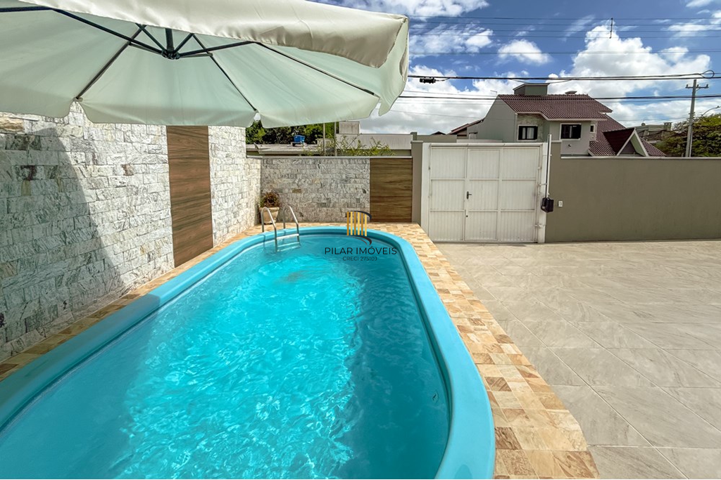 Casa 3 dormitórios no bairro Igara