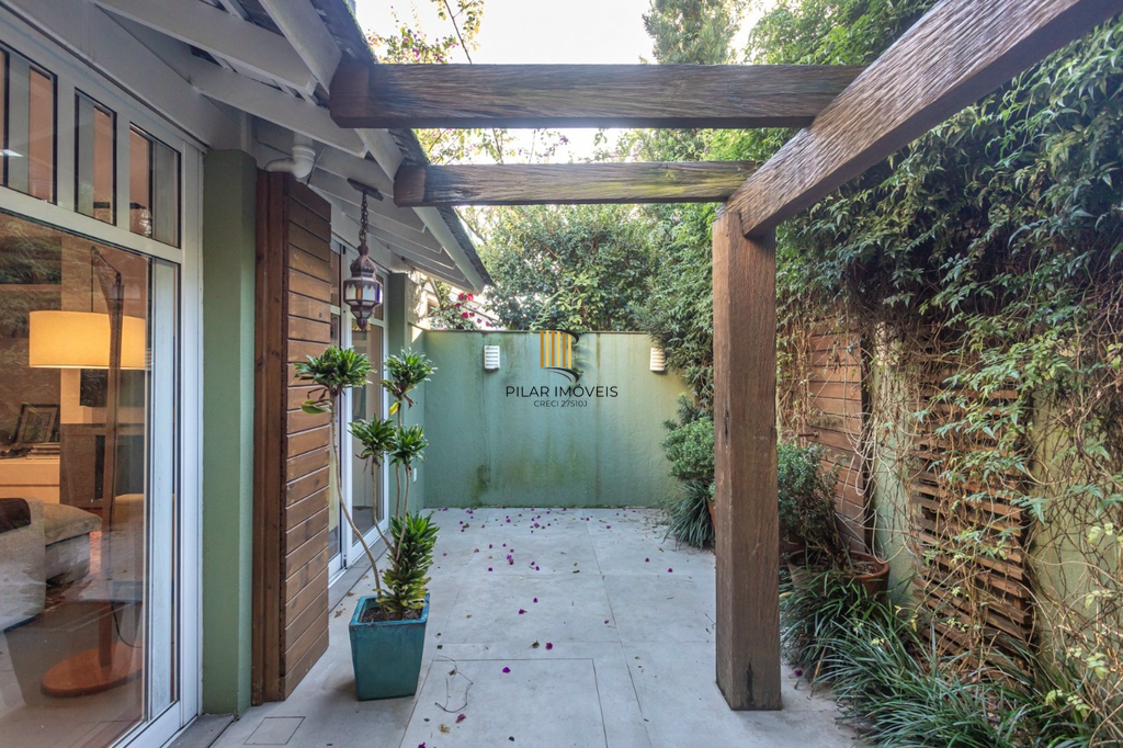 Casa de Condomínio 3 dormitórios no bairro Jardim Carvalho
