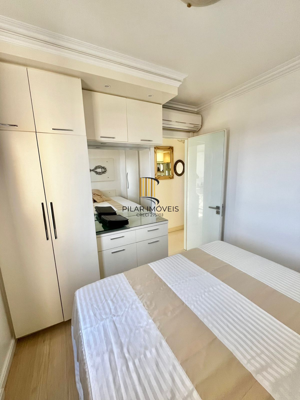 Lindo apto no Jardim Europa, 10º andar, sol e vista, mobiliado, 02 vagas fixas