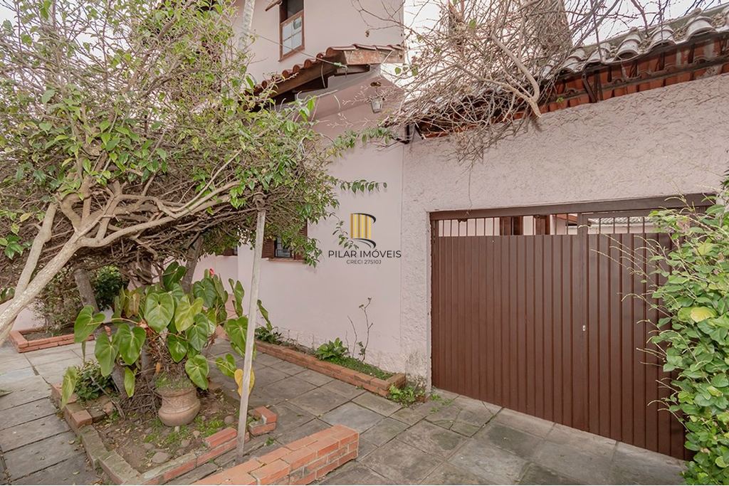 Casa 4 dormitórios no bairro Passo da Areia