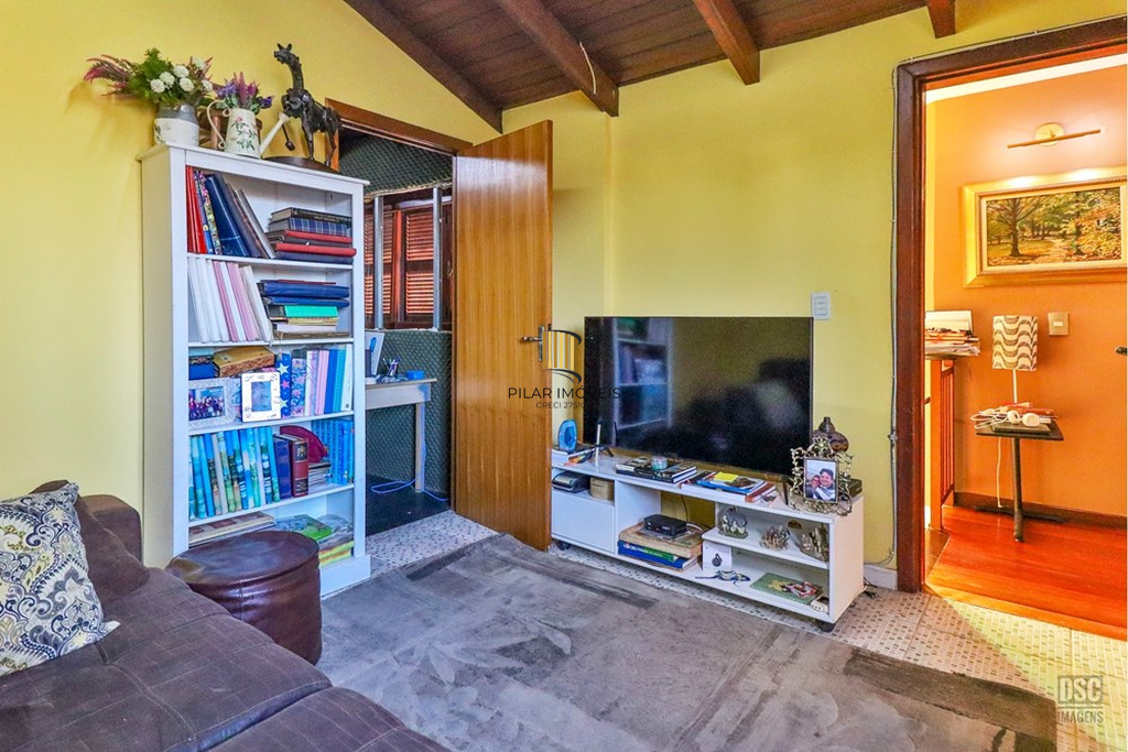 Casa 6 dormitórios no bairro Rubem Berta