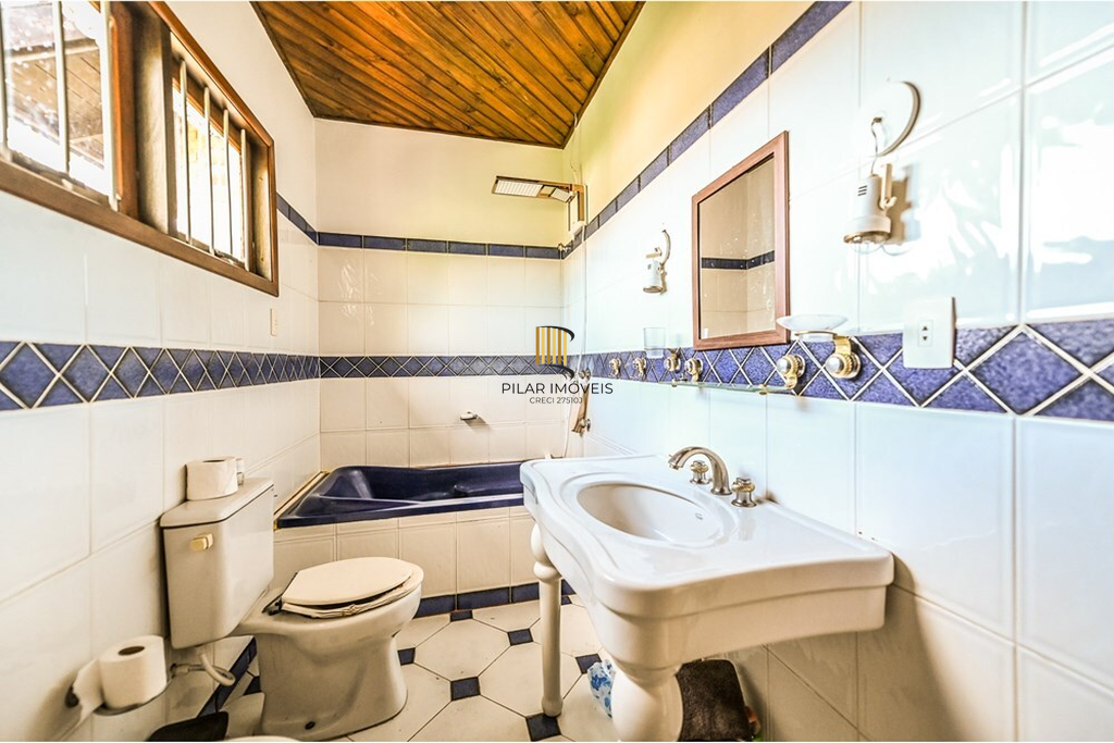 Casa 4 dormitórios no bairro Ipanema