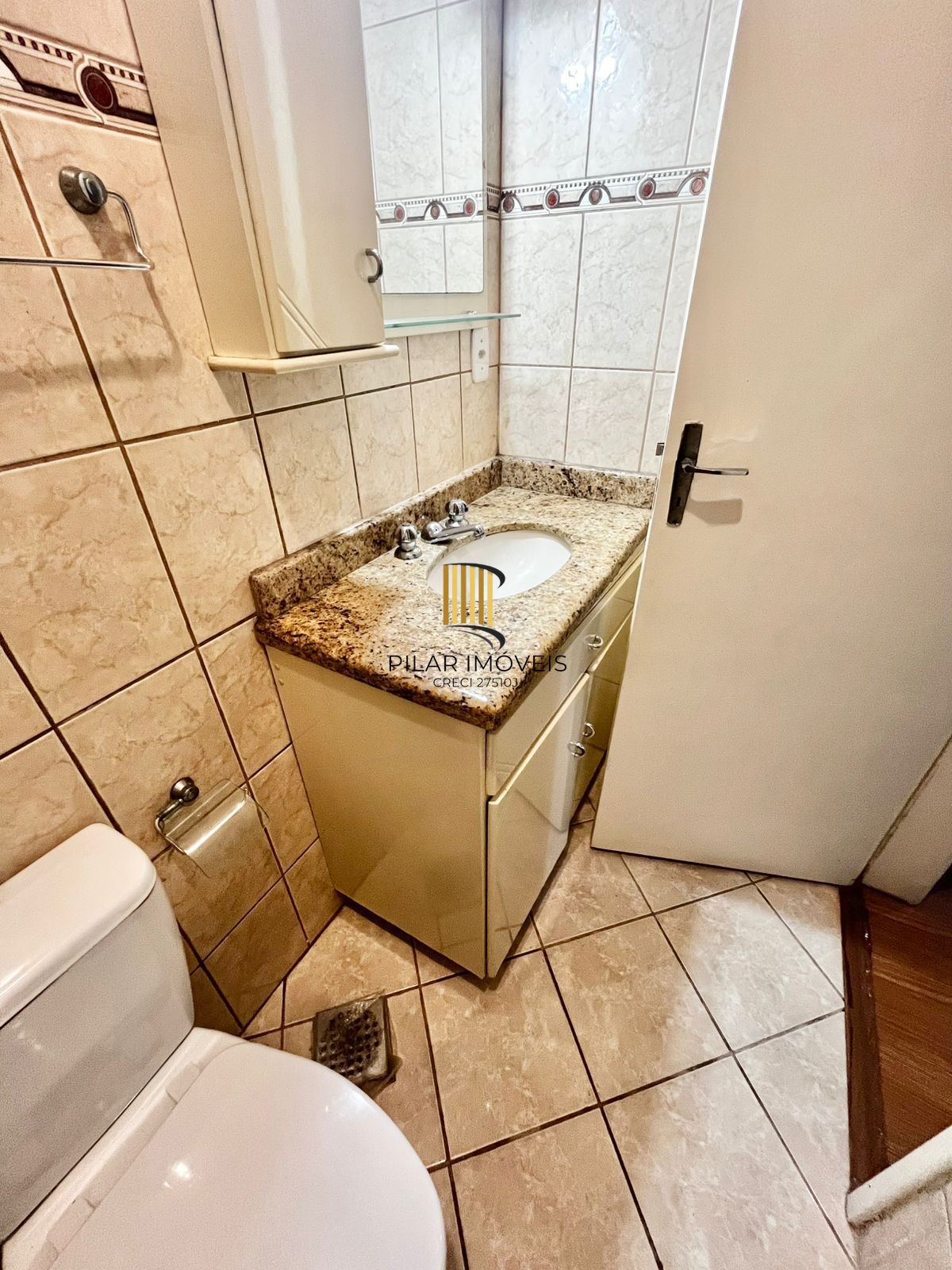 Apto térreo, 01 dorm, água quente, área fechada, 50 m², 200 m do Shopping Wallig
