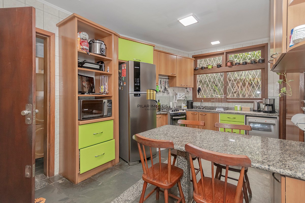 Casa 4 dormitórios no bairro Passo da Areia