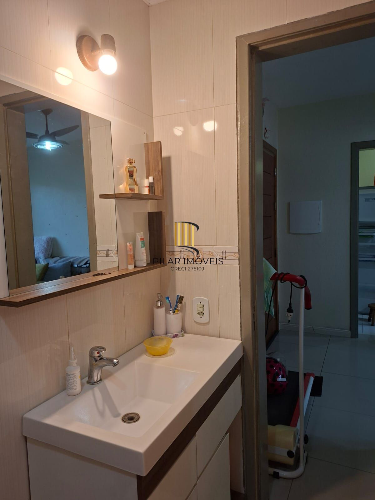 Apto térreo, 01 dormitório, reformado, boa posição solar, frente, Morro Santana