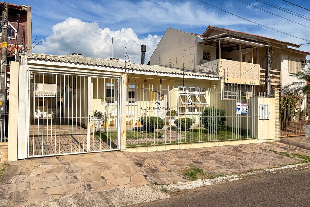 Casa 3 dormitórios no bairro Igara