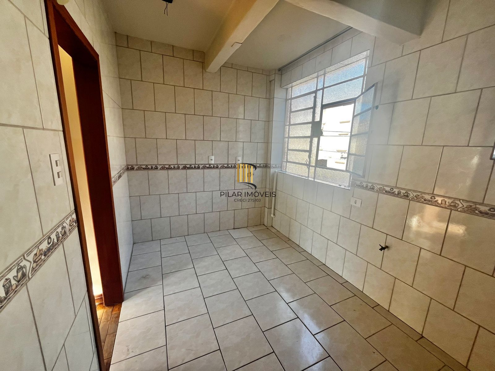 Apto de 02 dorm, sala, banho, cozinha, reformado, desocupado e vaga coberta.