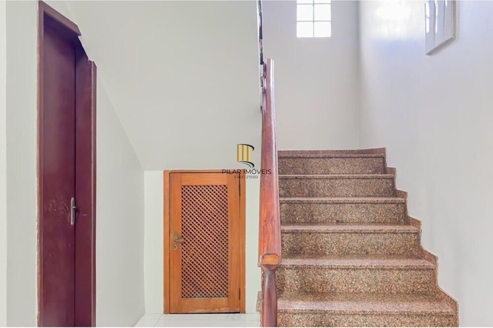 Casa 5 dormitórios no bairro Rubem Berta