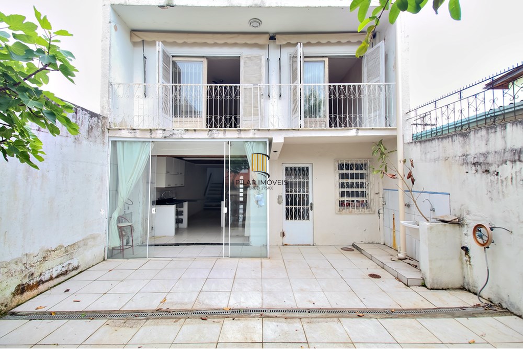Casa 4 dormitórios no bairro Glória