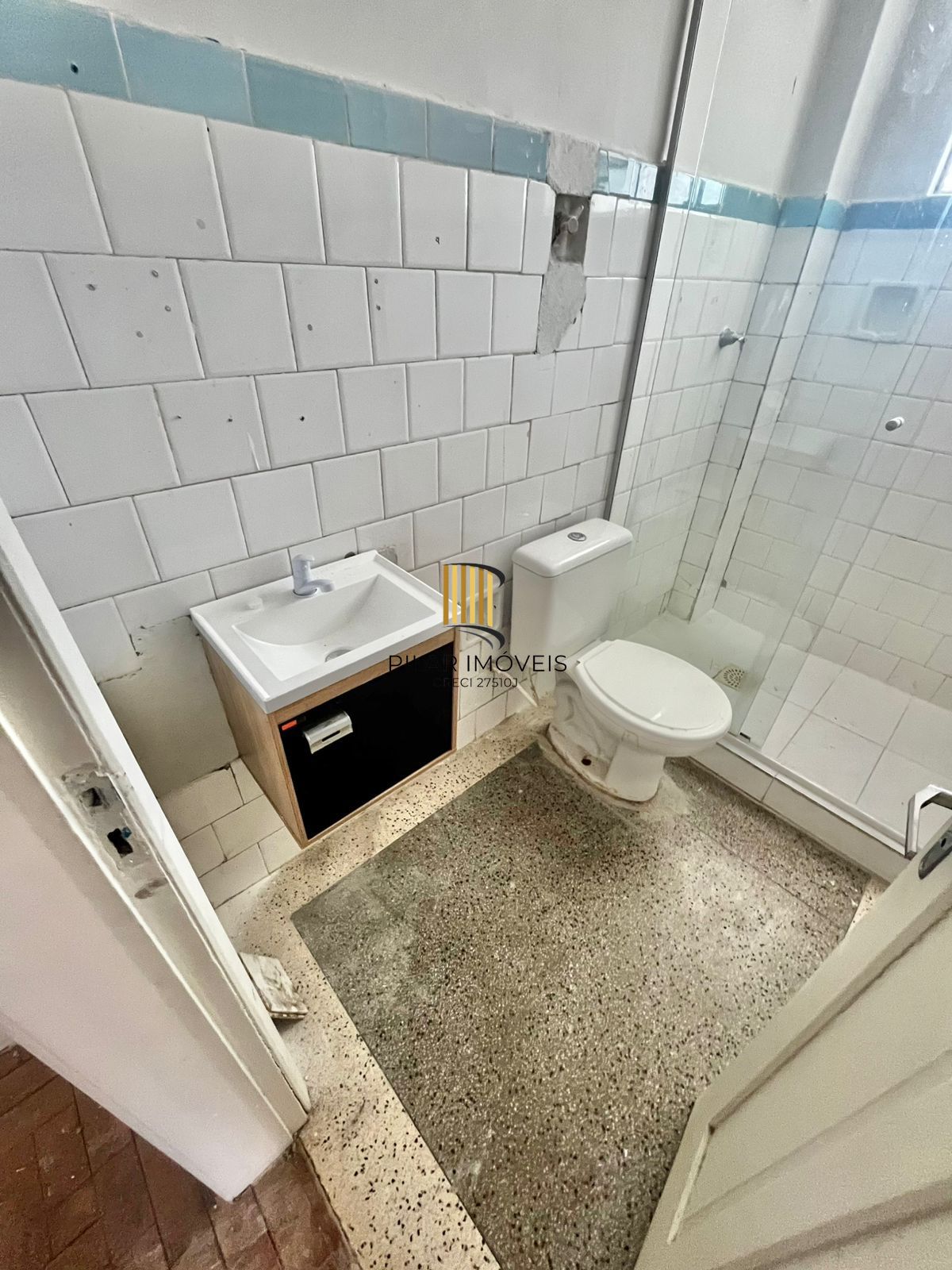 Apto de 01 dorm, no Passo da Areia, 45 m2, 2 lances de escada, ótima localização