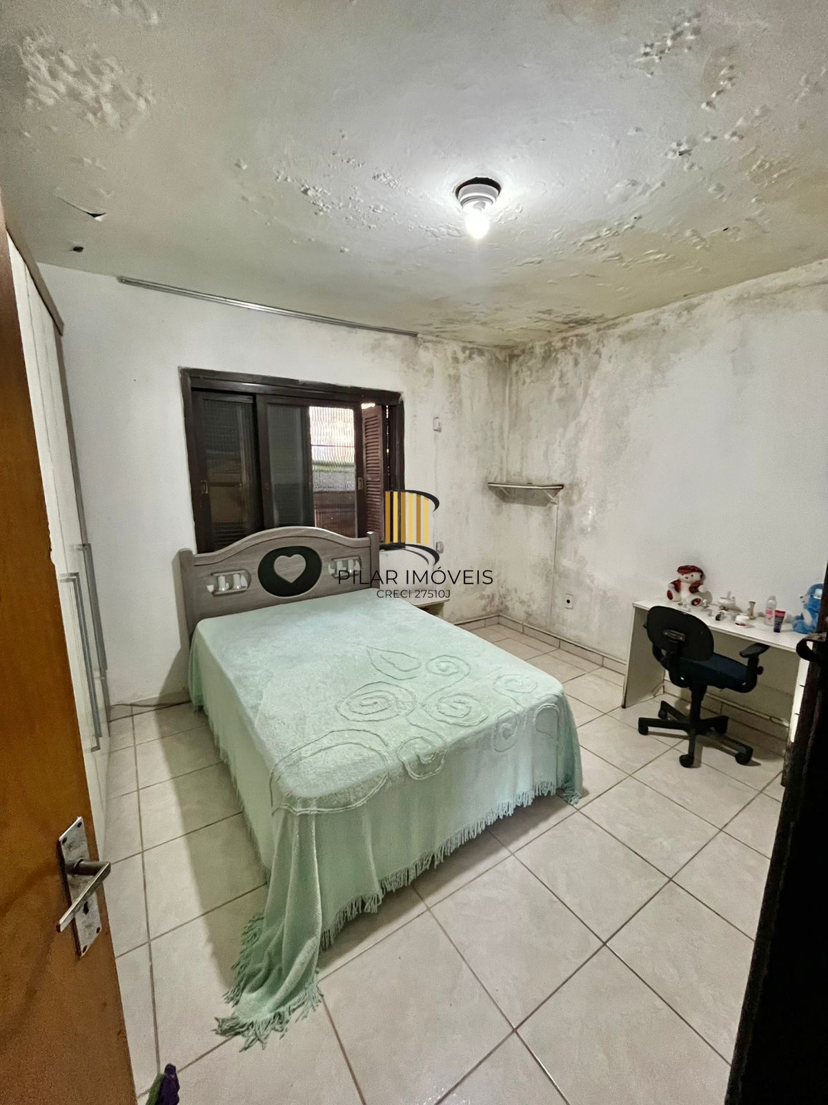 Casa na Rua Marista, Partenon, com 11,00 de frente por 23,00 de frente a fundos