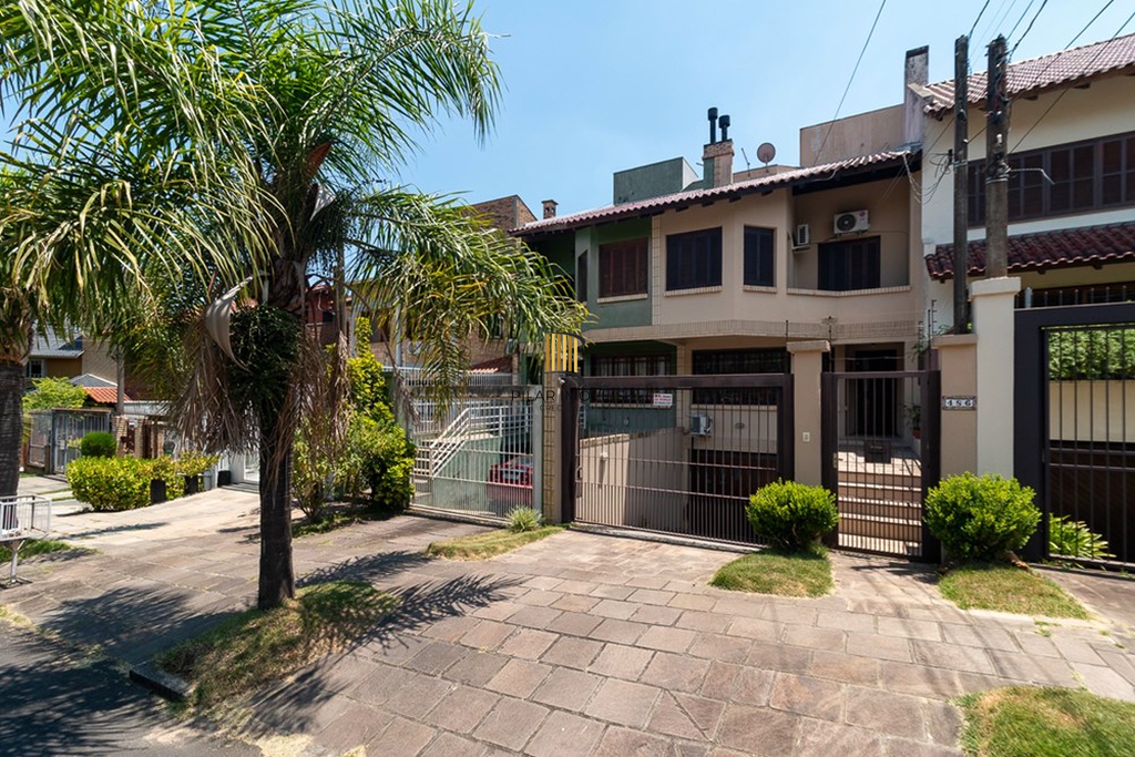 Casa 4 dormitórios no bairro Chácara das Pedras