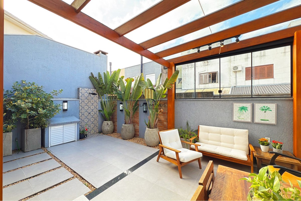 Casa 3 dormitórios no bairro Hípica