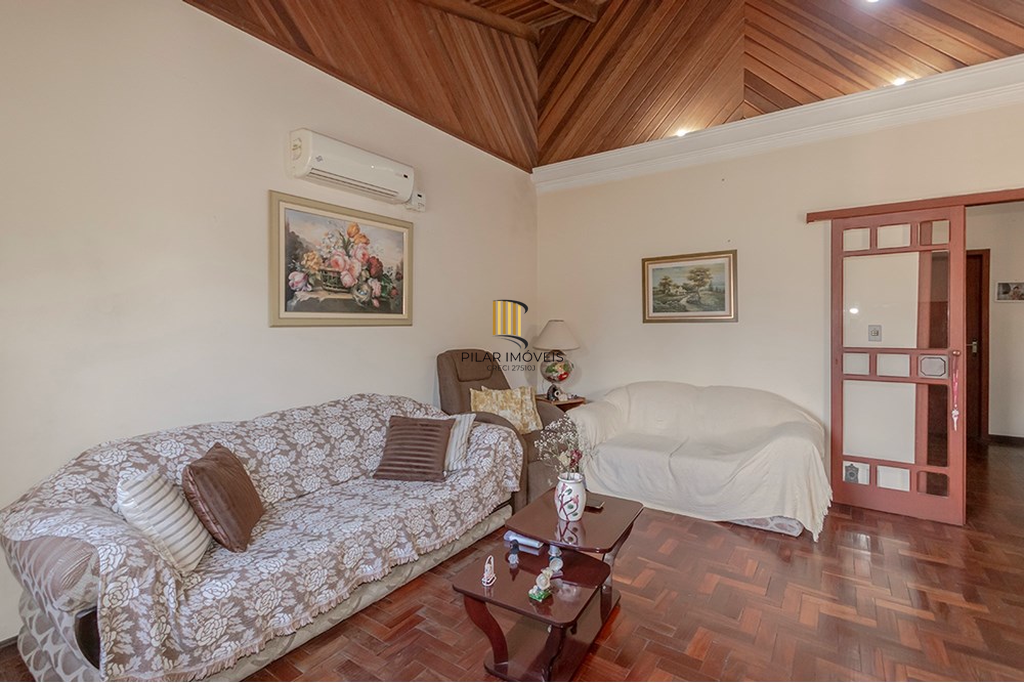 Casa 5 dormitórios no bairro Glória