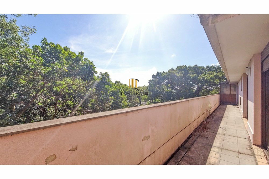 Casa 8 dormitórios no bairro Glória