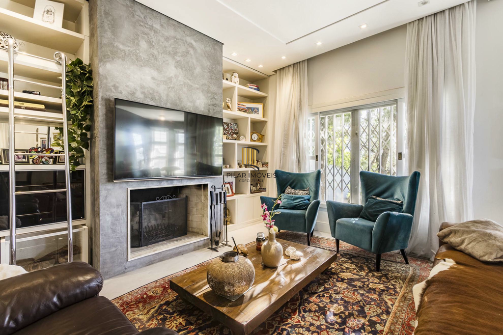 Casa 5 dormitórios no bairro Chácara das Pedras