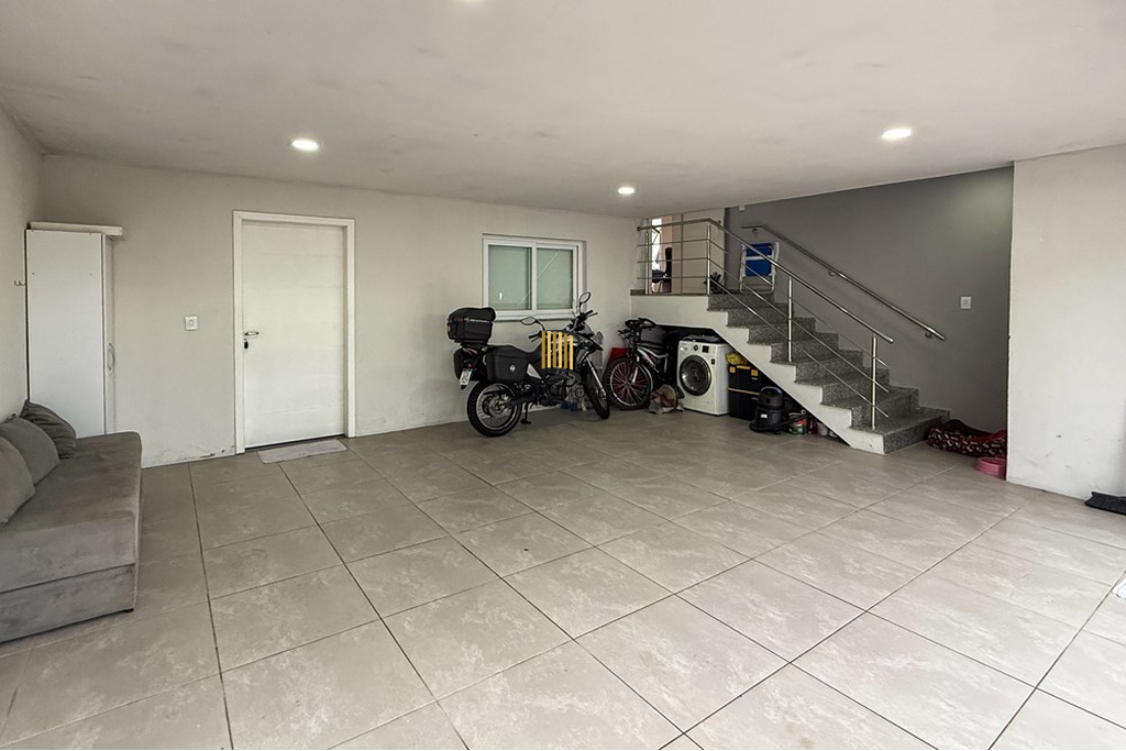 Casa 5 dormitórios no bairro Igara