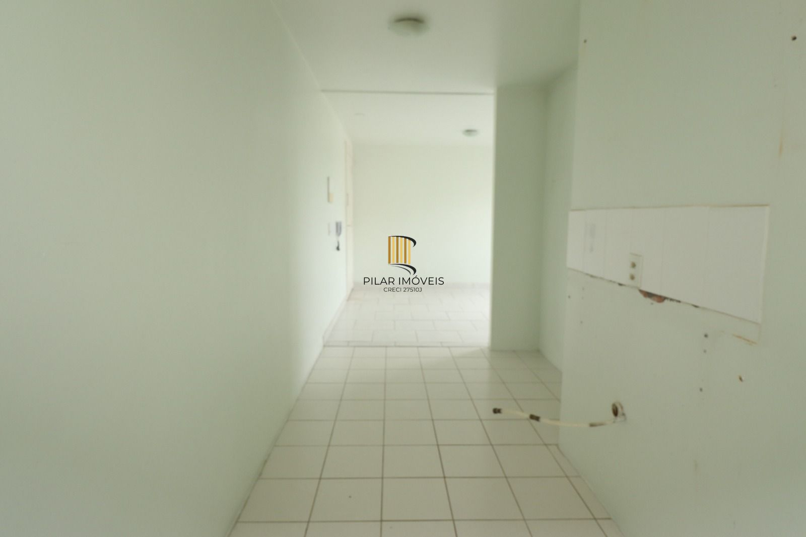 Vende ótimo apto de 02 dormitórios, 01 vaga, sol da manhã, Bairro Sarandi