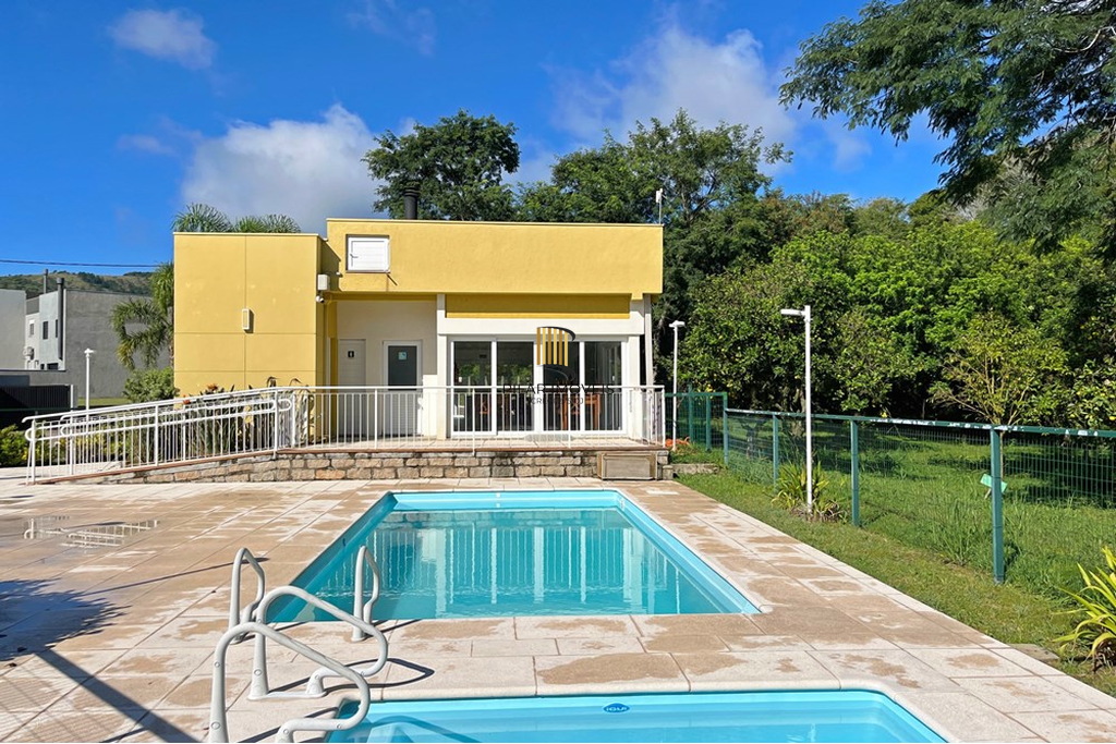 Casa 3 dormitórios no bairro Hípica