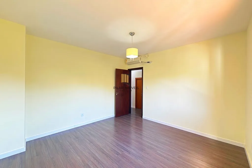 Casa 4 dormitórios no bairro Guarujá