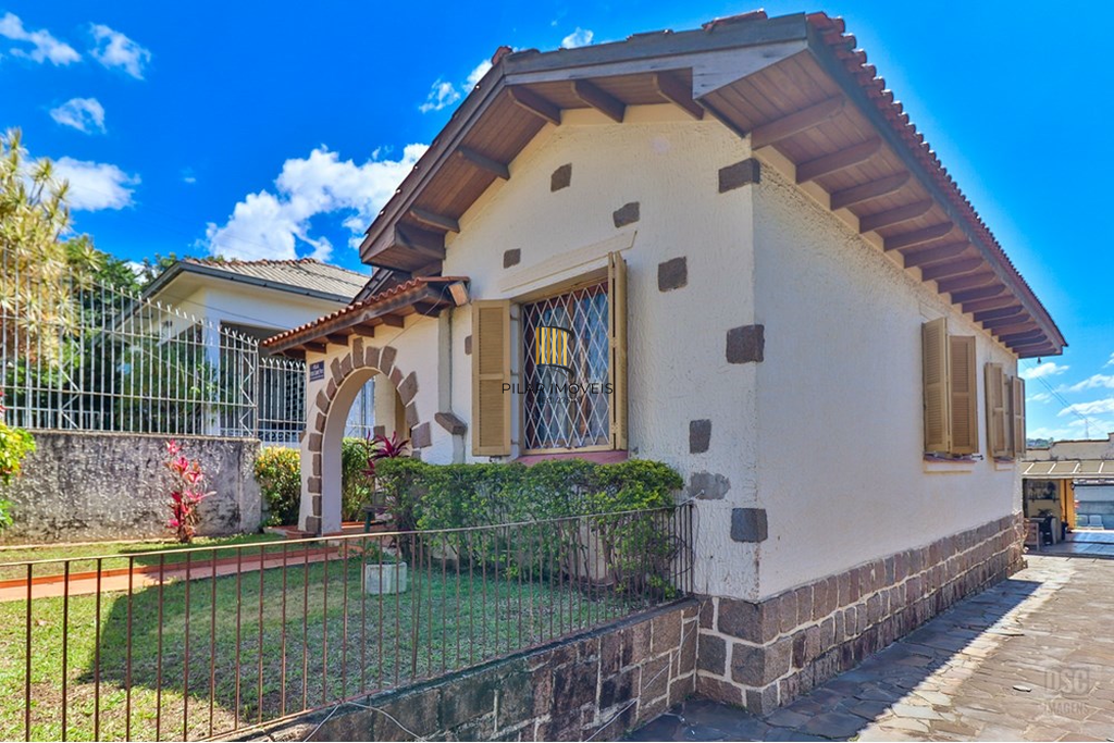 Casa 6 dormitórios no bairro Teresópolis