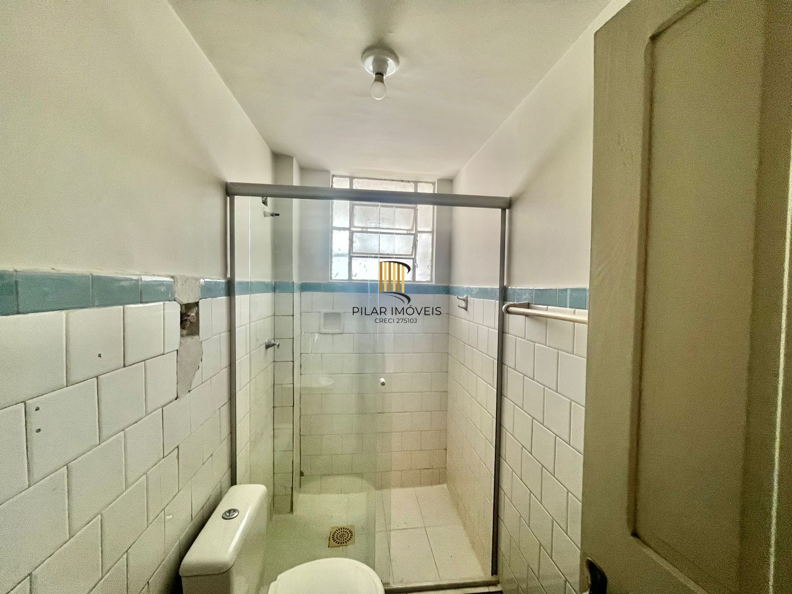 Apto de 01 dorm, no Passo da Areia, 45 m2, 2 lances de escada, ótima localização