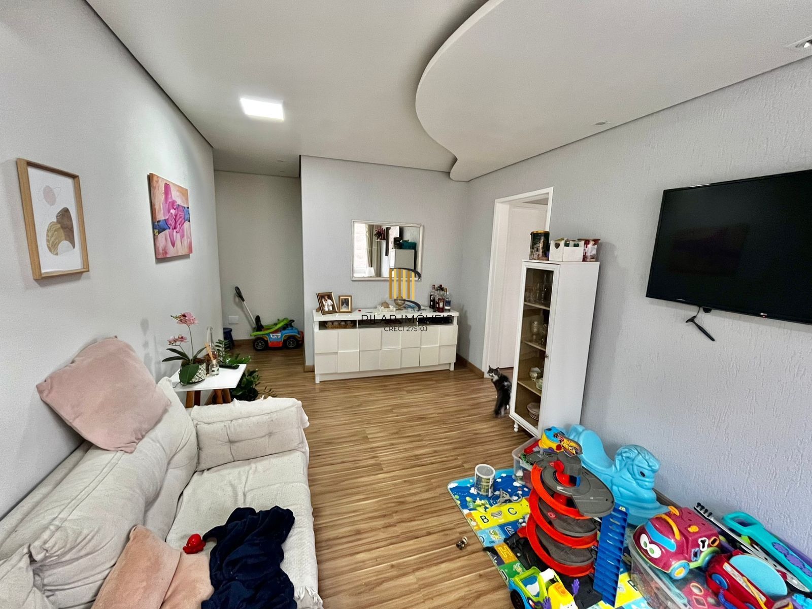 Apto de 02 dorm, banho, sala, coz, area, banho aux, dep, vaga no Cristo Redentor