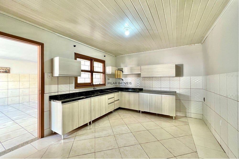 Casa 5 dormitórios no bairro Igara