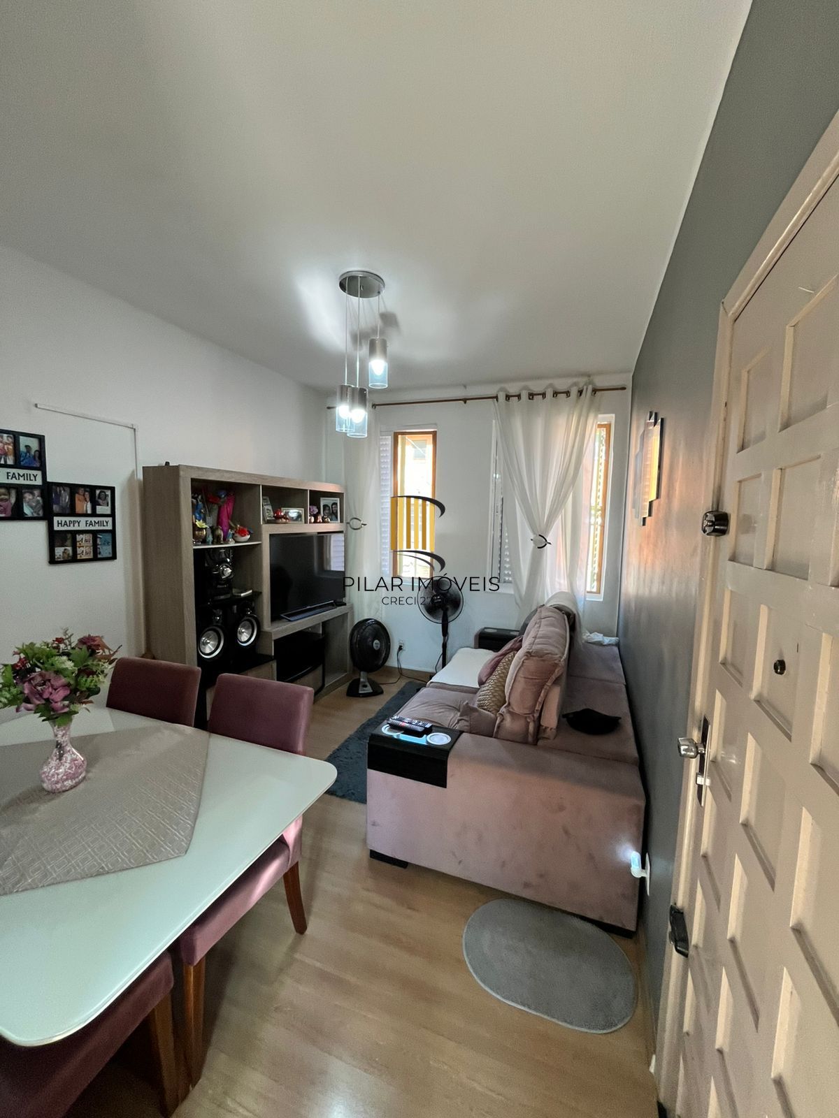 Apto de 02 dorm, sala, banho, cozinha, reformado, 01 lance de escada