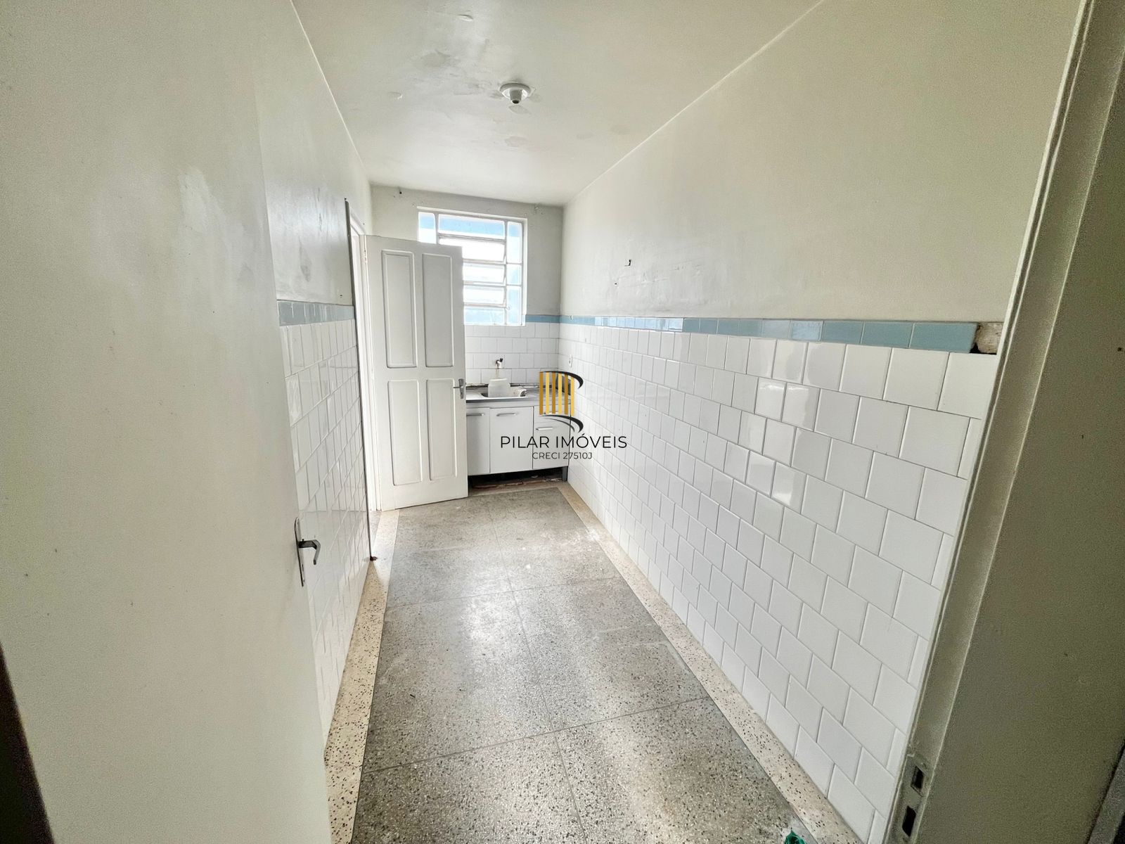 Apto de 01 dorm, no Passo da Areia, 45 m2, 2 lances de escada, ótima localização