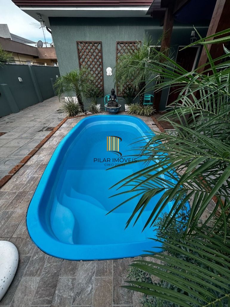 Casa toda reformada, 135 m² de área construída, churrasqueira e piscina