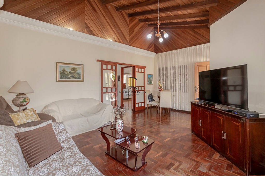 Casa 5 dormitórios no bairro Glória