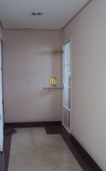 Ótima sala, com 02 vagas, prédio com elevador, no Passo da Areia