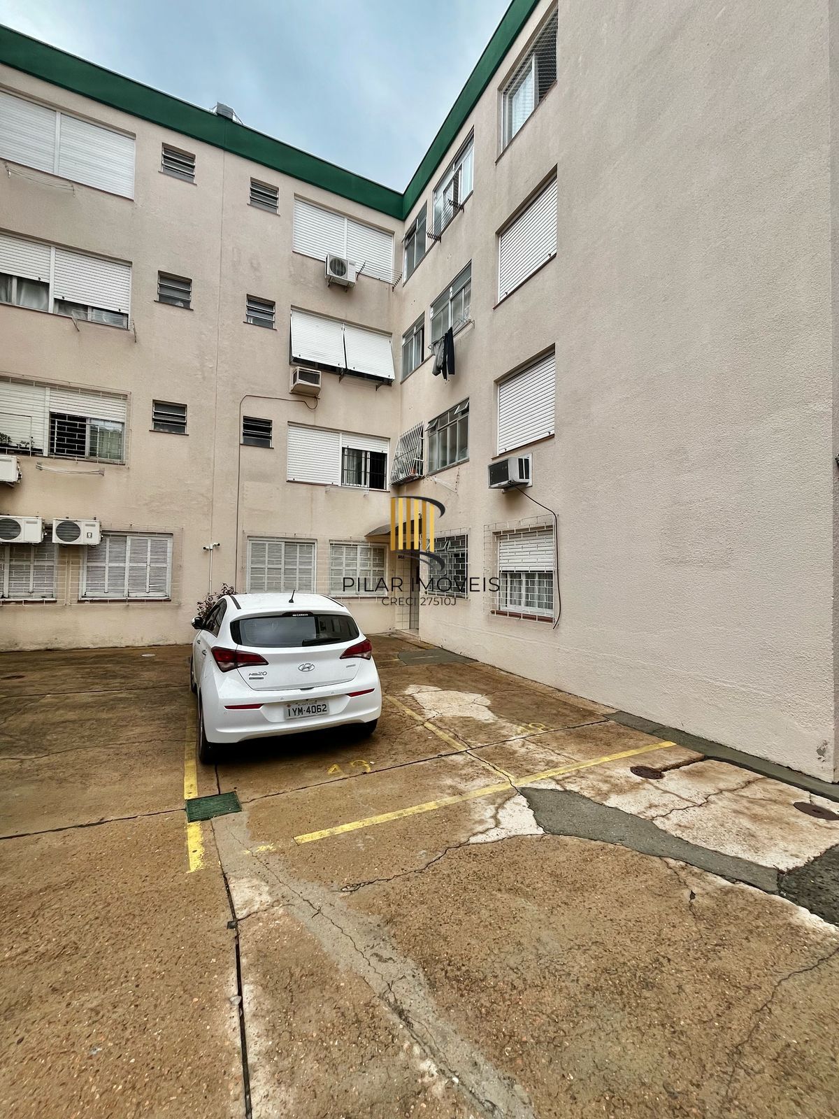 Apto de 01 dorm no Passo da Areia, sala, cozinha, banheiro e área.