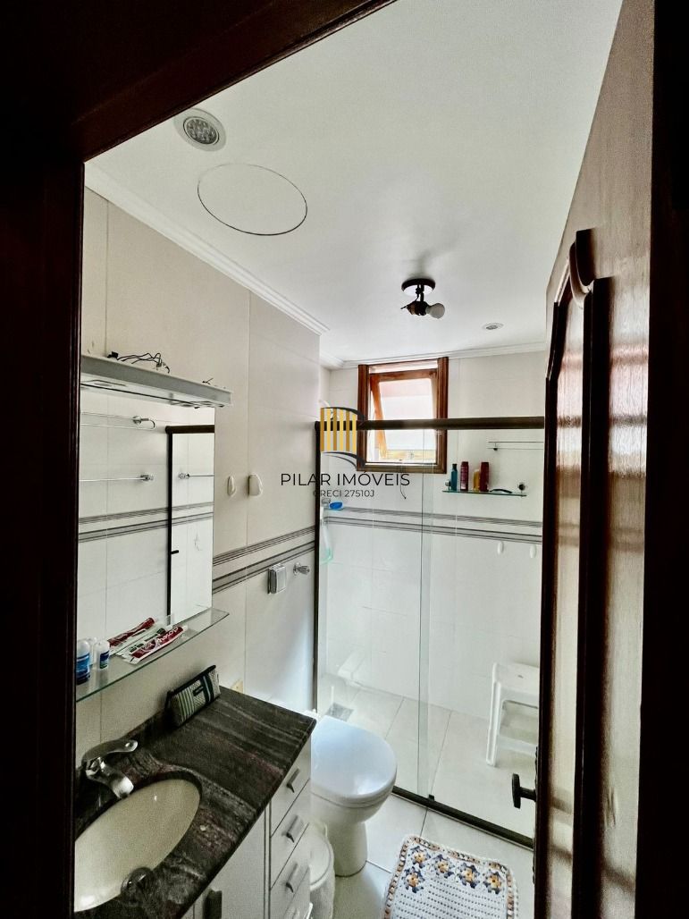 Apto no Passo da Areia de 03 dorm com suíte, sala com 02 ambientes e 01 vaga
