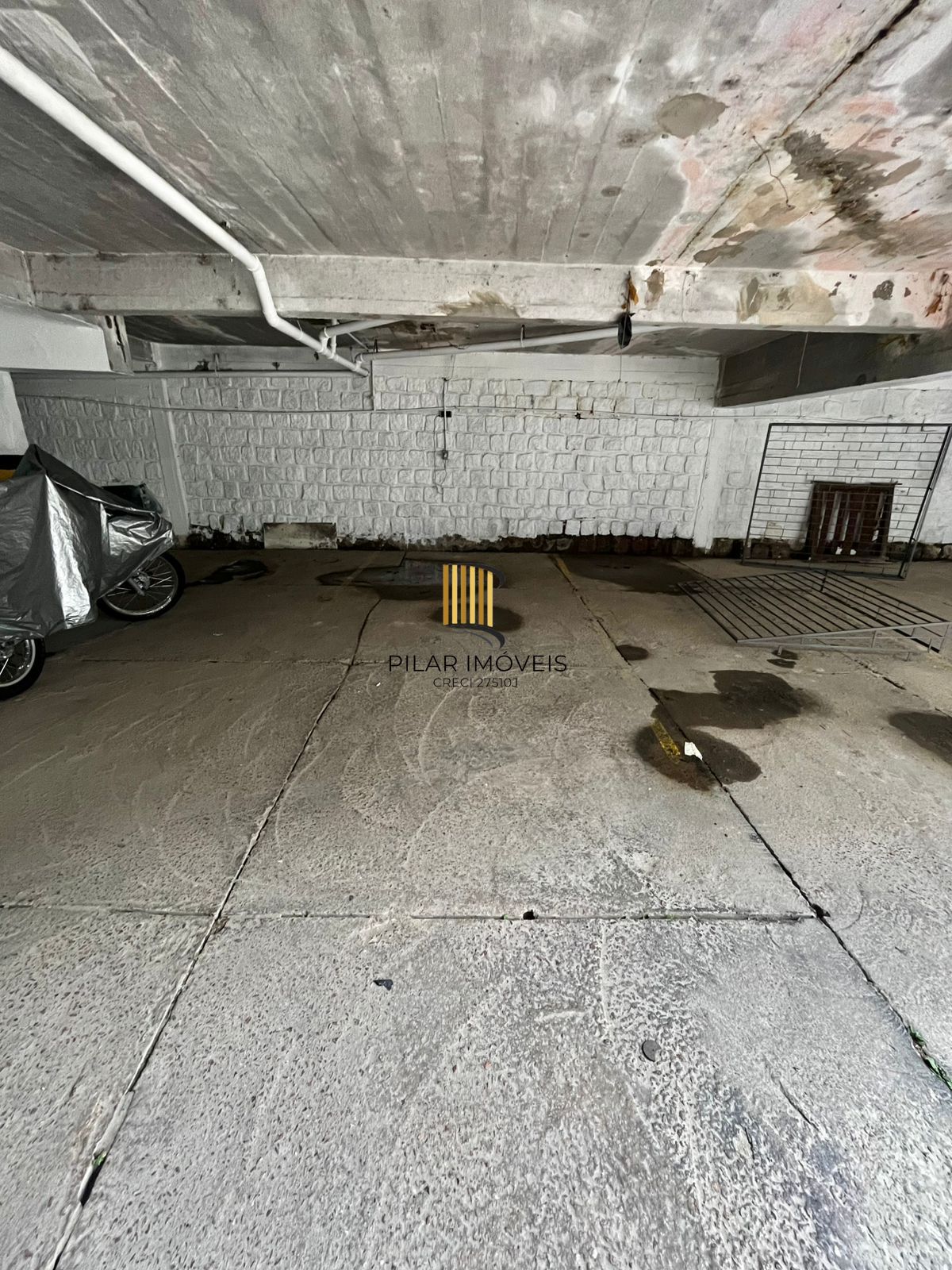 Apto 02 dorm reformado e vaga de garagem escriturada