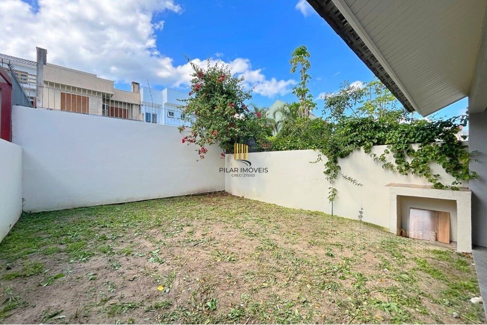 Casa 3 dormitórios no bairro Hípica
