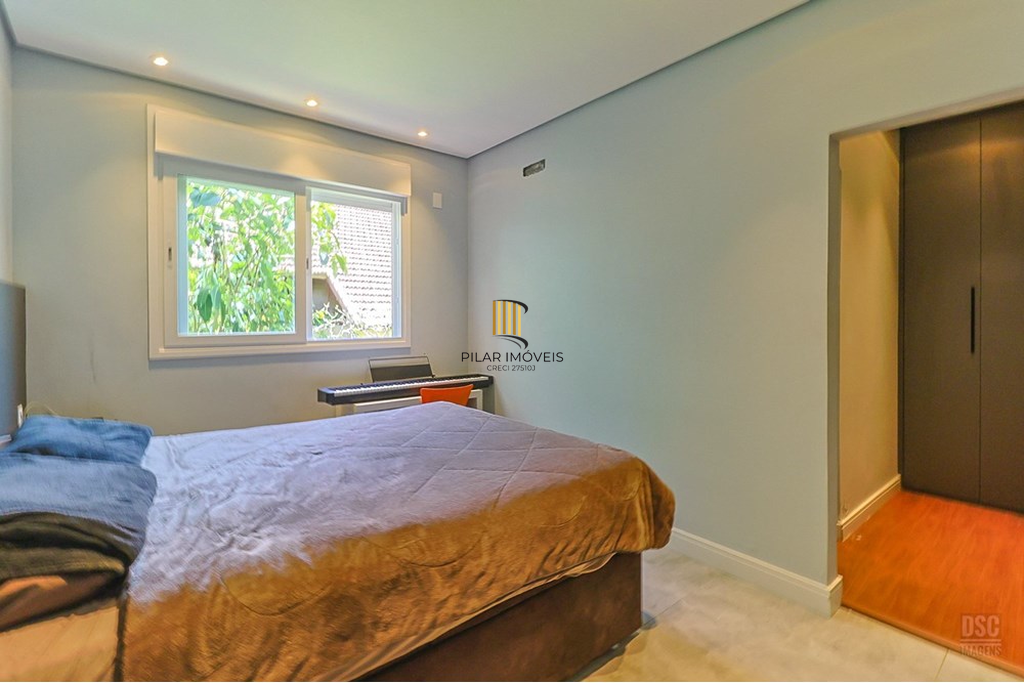 Casa 5 dormitórios no bairro Ipanema