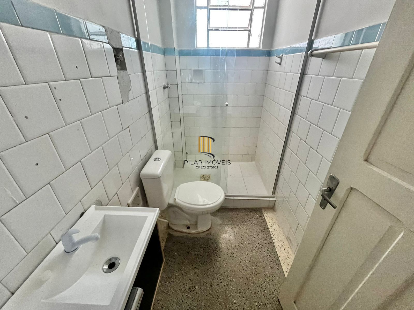 Apto de 01 dorm, no Passo da Areia, 45 m2, 2 lances de escada, ótima localização