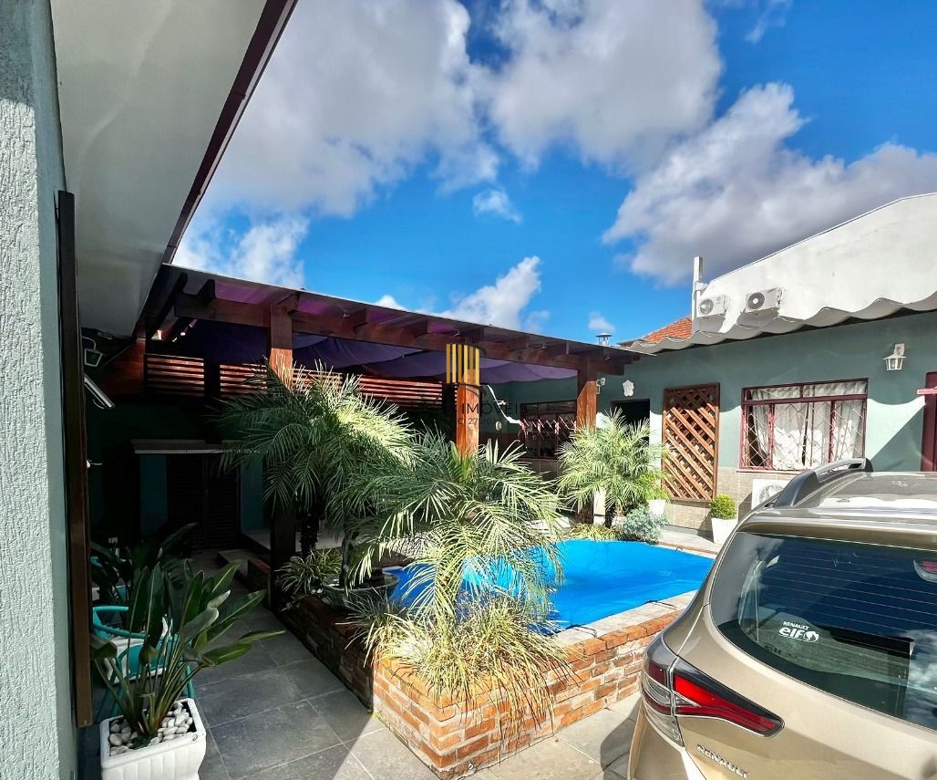 Casa toda reformada, 135 m² de área construída, churrasqueira e piscina