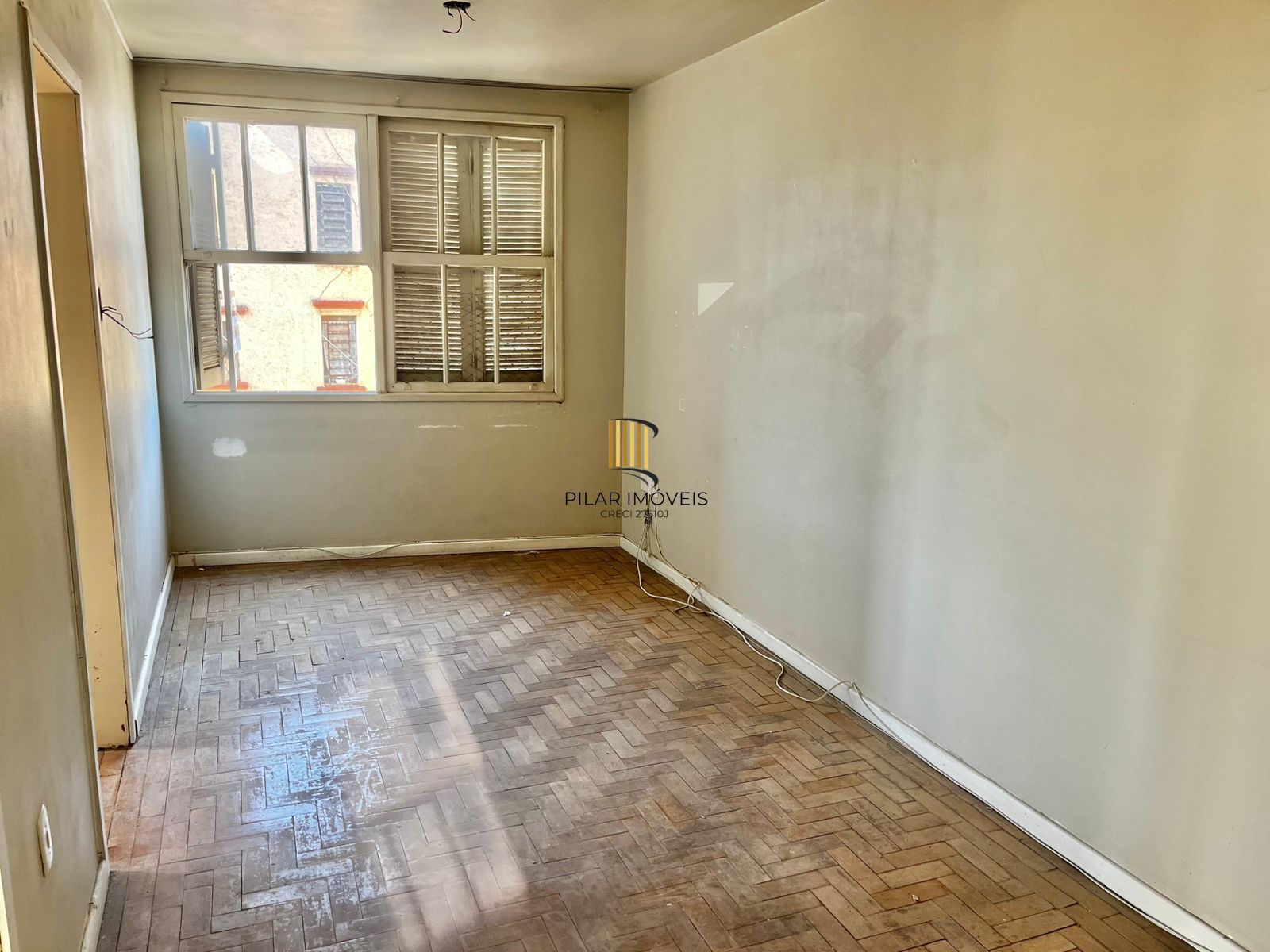 Apto de 01 dorm, no Passo da Areia, 45 m2, 2 lances de escada, ótima localização