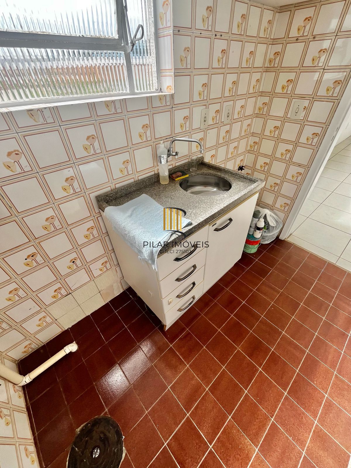 Excelente JK transformado em 01 dormitório, sala, cozinha e banheiro.